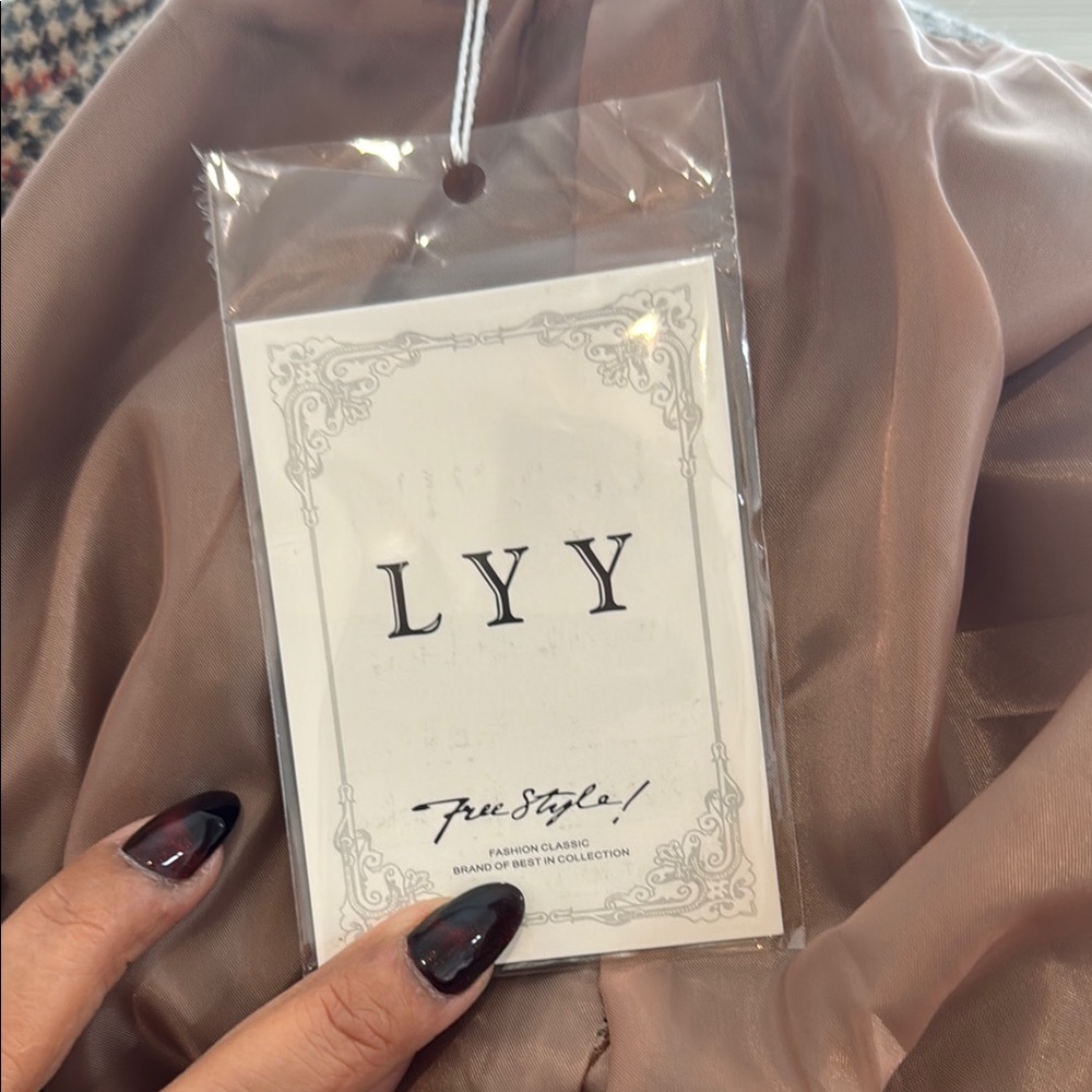 Gray And Red Blazer With Structured Silhouette - image 7